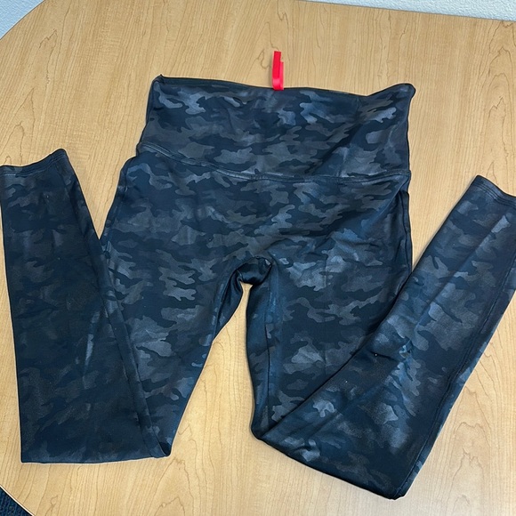 Spanx Black Matte Camo Faux Leather Leggings High Waist- Size Large - Picture 1 of 3